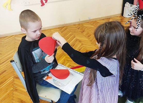 uczniowie podczas zabawy