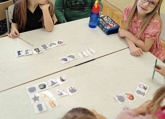 uczniowie podczas zabawy