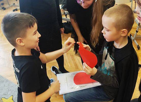 uczniowie podczas zabawy