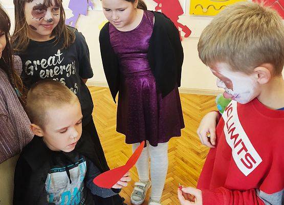 uczniowie podczas zabawy