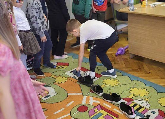 uczniowie podczas zabawy