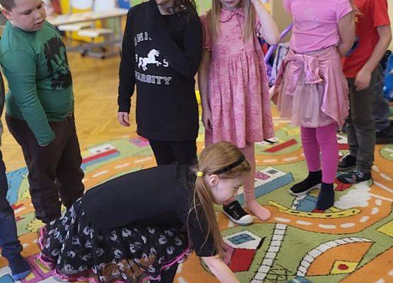 uczniowie podczas zabawy