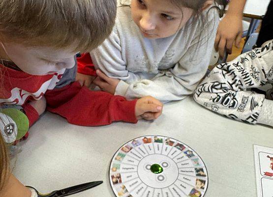 uczniowie podczas zabawy