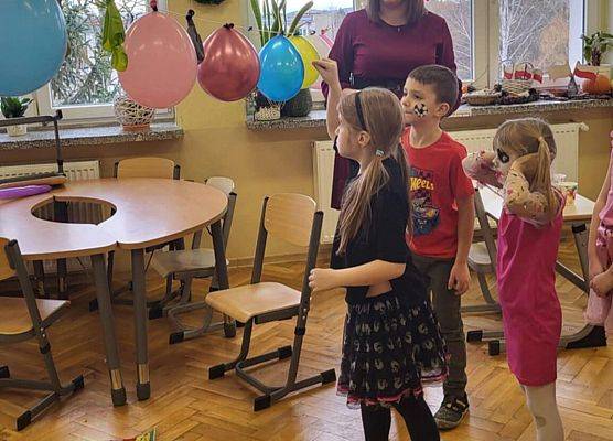 uczniowie podczas zabawy