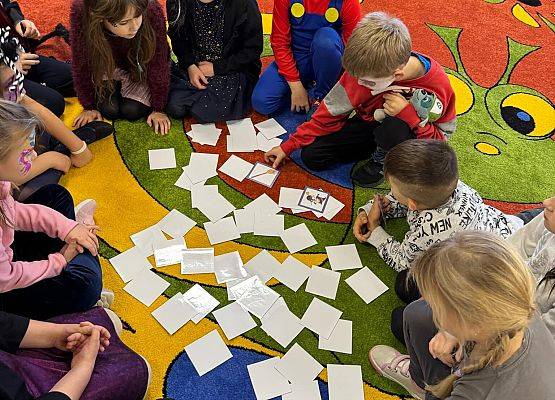 uczniowie podczas zabawy