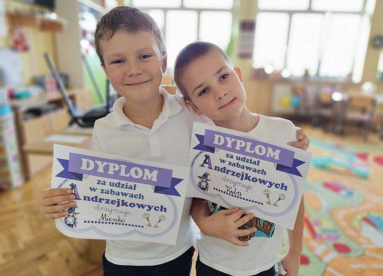 uczniowie podczas zabawy