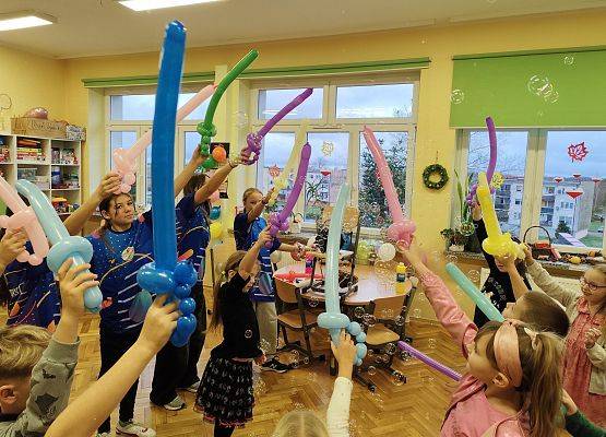 uczniowie podczas zabawy