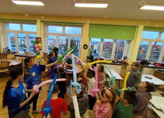 uczniowie podczas zabawy