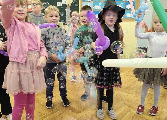 uczniowie podczas zabawy