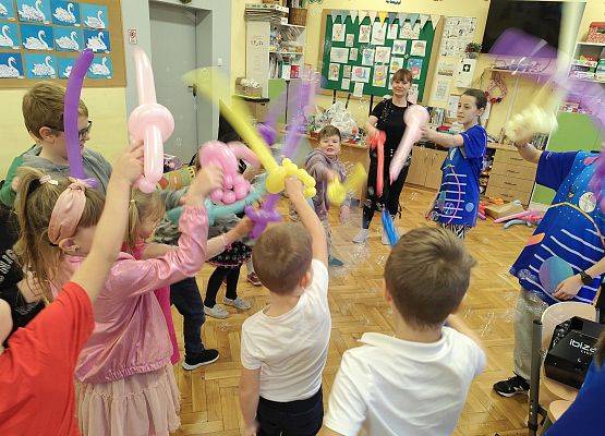 uczniowie podczas zabawy