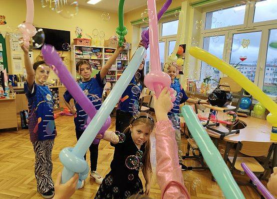 uczniowie podczas zabawy