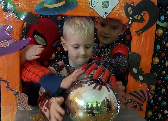 chłopiec w fotobudce