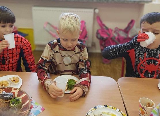 chłopcy podczas poczęstunku