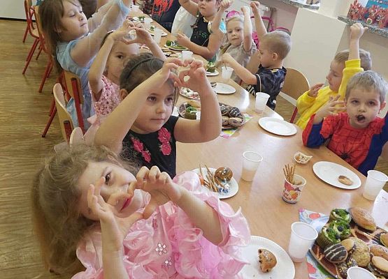 dzici podczas poczęstunku