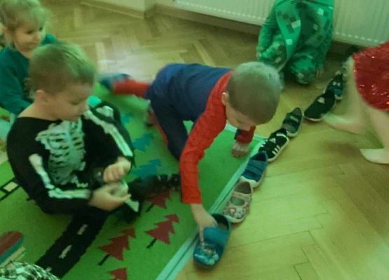 dzieci ustawiają buty