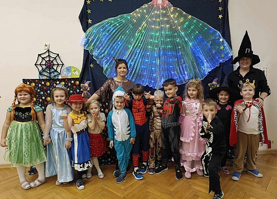 zdjęcie grupowe uczestników balu