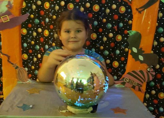 dziewczynka pozuje do zdjęcia w fotobudce