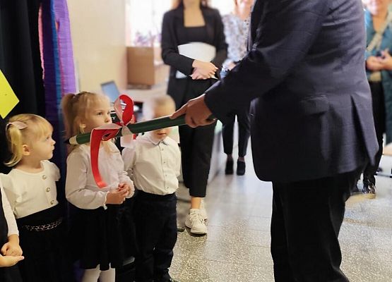 dyrektor pasuje dzieci na przedszkolaków