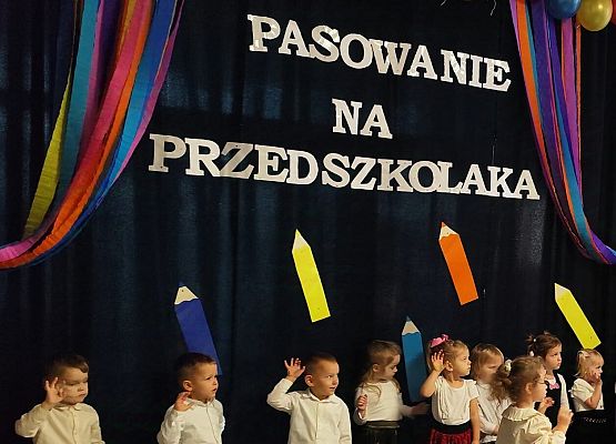 dzieci przystępują do ślubowania