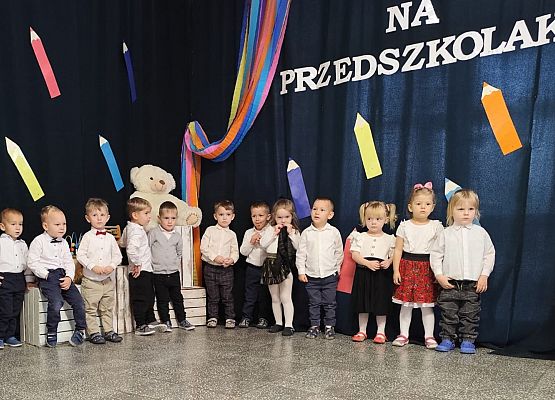 przedszkolaczki występują na scenie