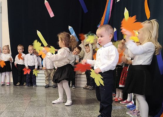 przedszkolaczki występują na scenie