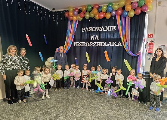 wspólne zdjęcie przedszkolaków z dyrekcją i nauczycielkami