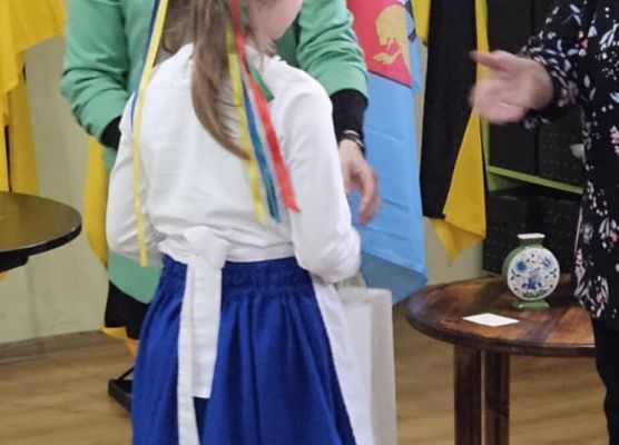 uczennica odbiera nagrodę