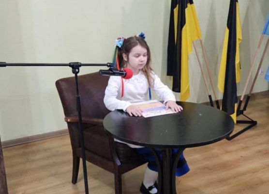 uczennica czyta tekst