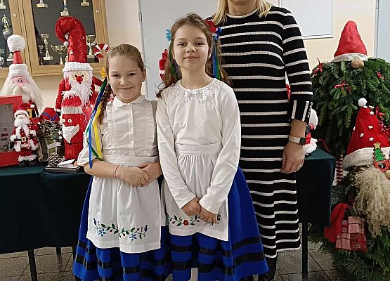 uczennice w strojach kaszubskich z nauczycielką języka kaszubskiego