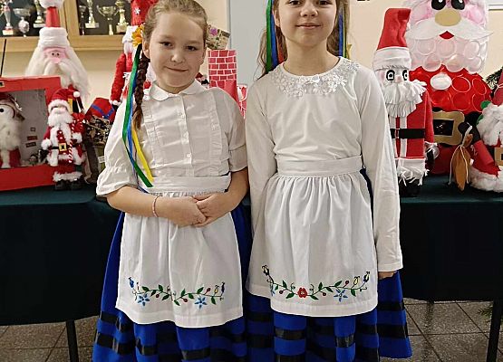 uczennice w strojach kaszubskich