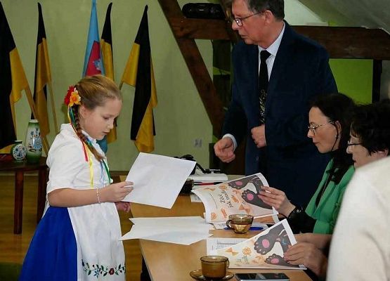 uczennica odbiera dyplom