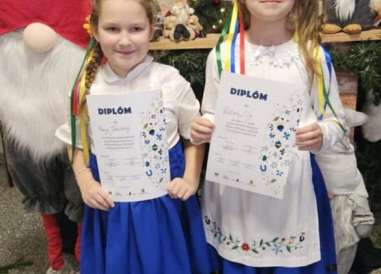 uczennice w strojach kaszubskich