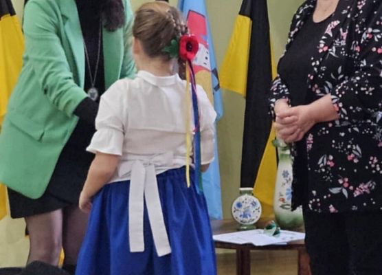 uczennica odbiera nagrodę