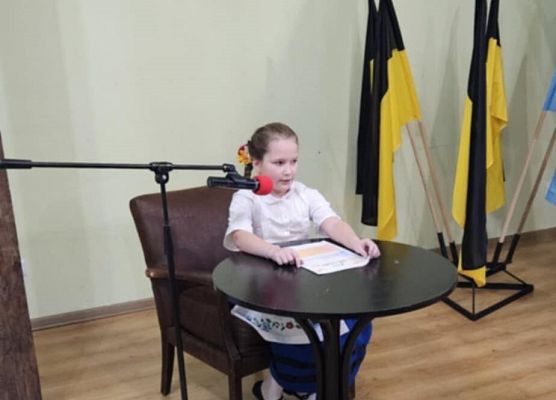 uczennica czyta tekst