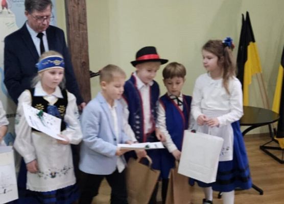 uczniowie w strojach kaszubskich