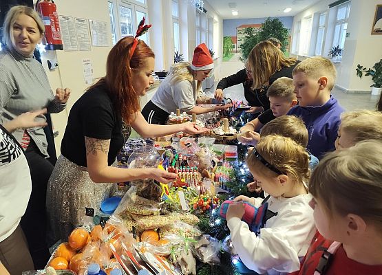 uczniowie wybierają słodkości