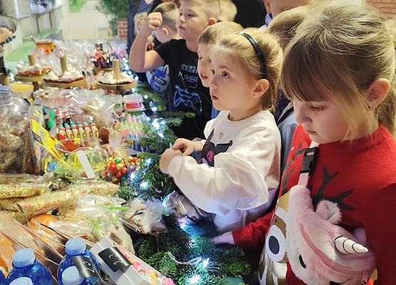 uczniowie wybierają słodkości