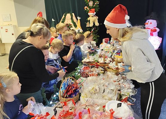 uczniowie wybierają słodkości