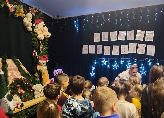 uczniowie wybierają słodkości