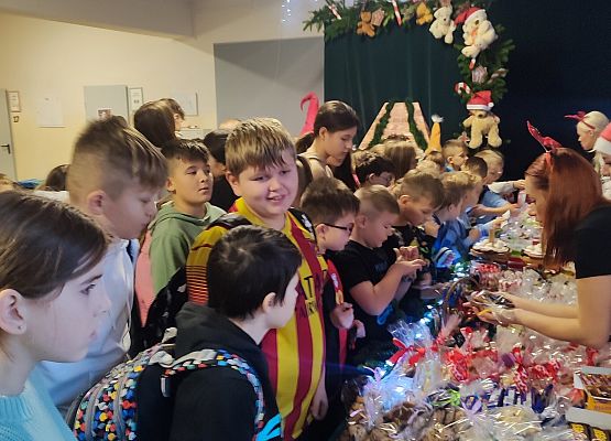 uczniowie wybierają słodkości