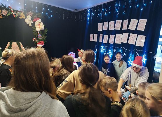 uczniowie wybierają słodkości