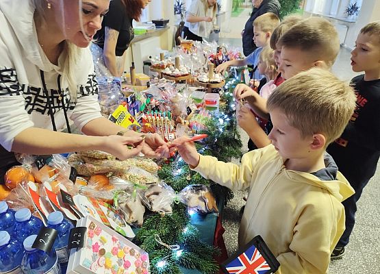 uczniowie wybierają słodkości