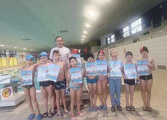 uczniowie z dyplomami