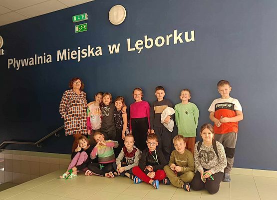 uczniowie z nauczycielką na pływalni w Lęborku