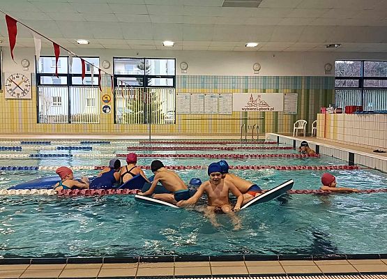 uczniowie podczas zajęć na basenie
