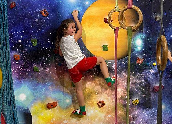 uczniowie bawią się w Parku Trampolin