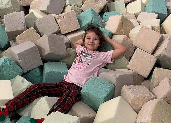 uczniowie bawią się w Parku Trampolin