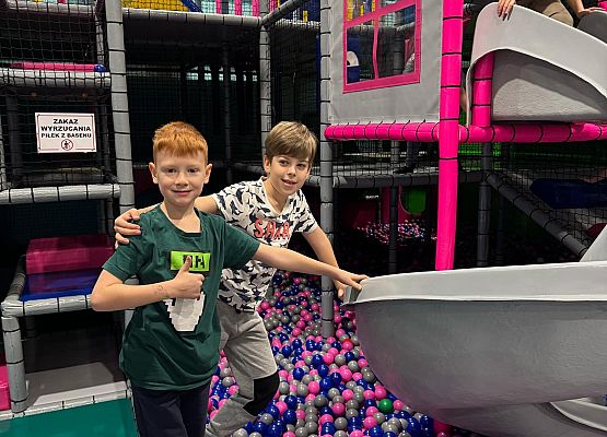 uczniowie bawią się w Parku Trampolin