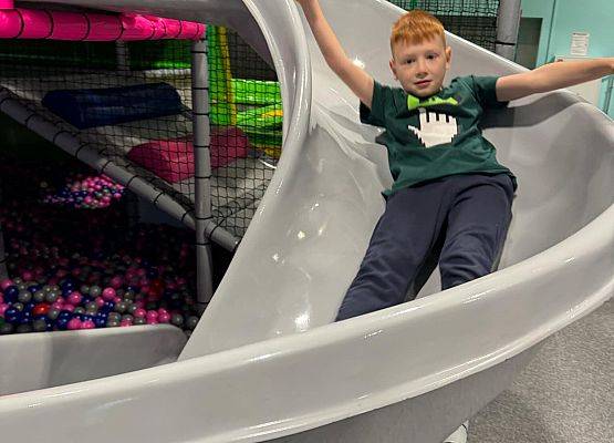 uczniowie bawią się w Parku Trampolin