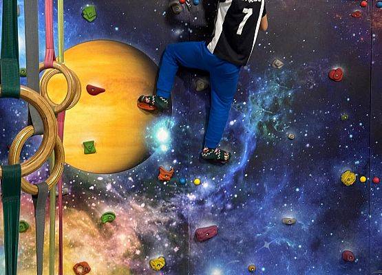 uczniowie bawią się w Parku Trampolin